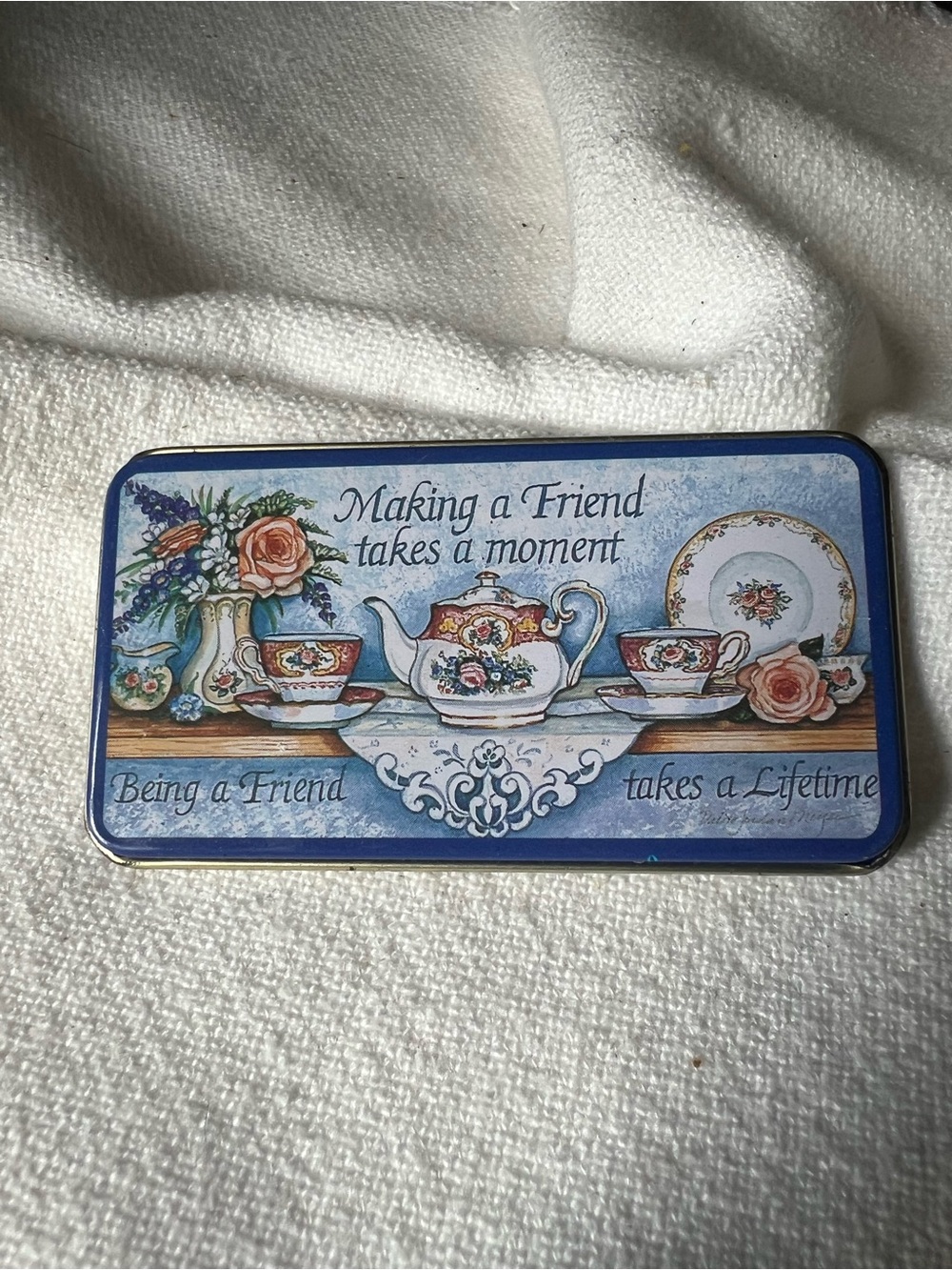 vintage Figi Graphics magnet features a classic tea set - Picture 6 of 7